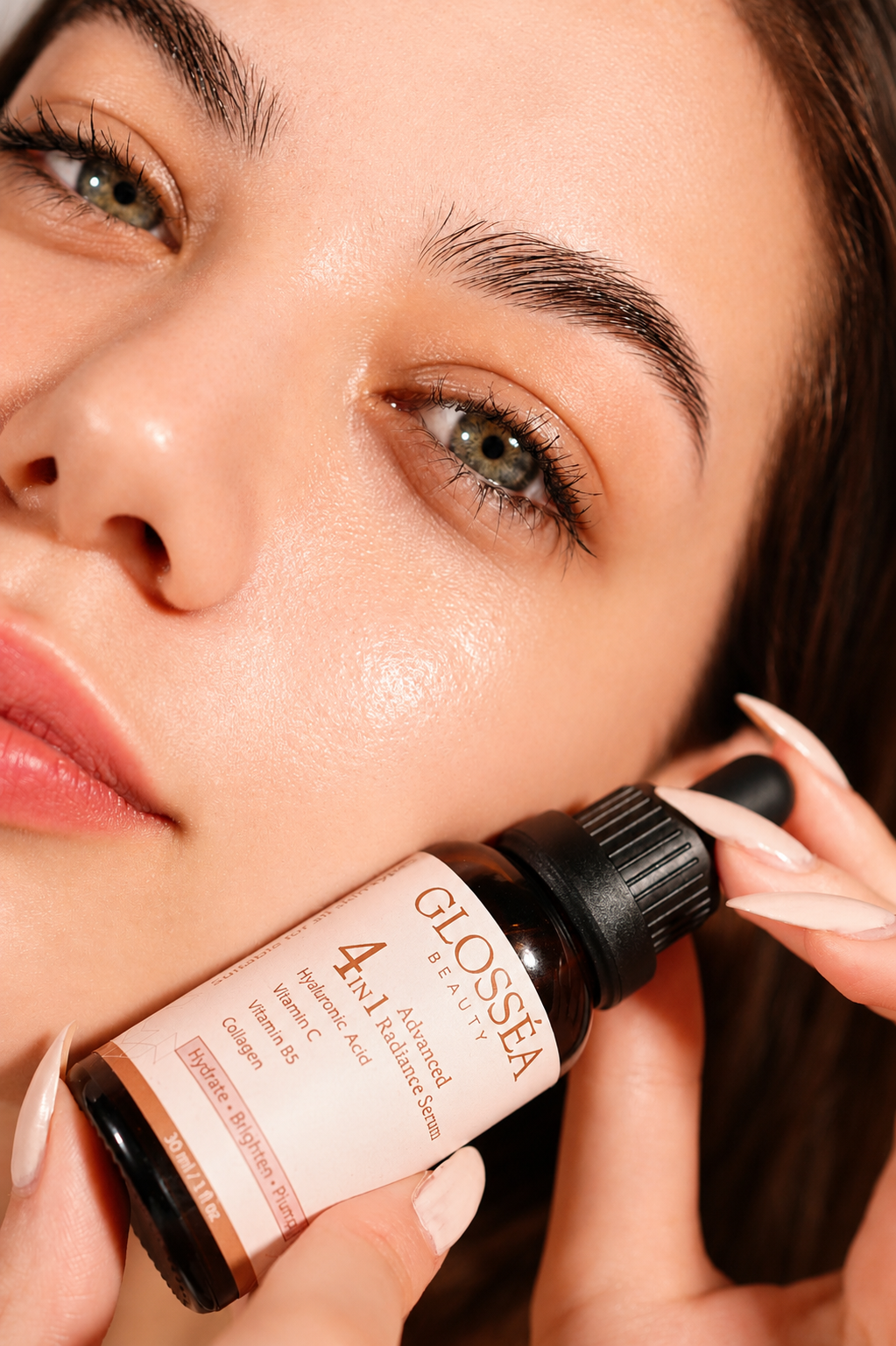 Glass dropper with Glosséa Beauty face serum containing hyaluronic acid and vitamin C for radiant skin.